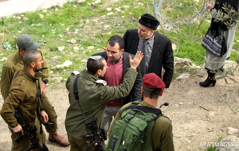 Palestinian protesters argue with Israeli army officers during a protest calling for reopening a closed street in the West Bank city of Hebron February 9, 2017. Photo by Wisam Hashlamoun