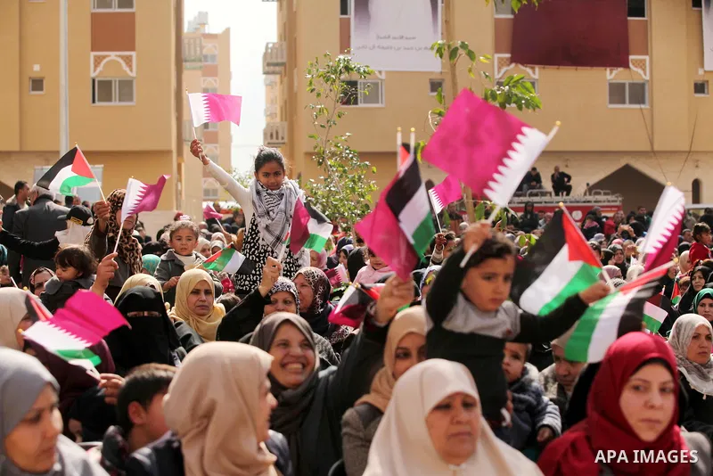 Palestinians attend the ceremony of the second phase of the Sheikh Hamad Town, in Khan Younis in the southern Gaza strip, on February 11, 2017. Photo by Ashraf Amra