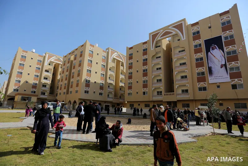 Palestinians attend the ceremony of the second phase of the Sheikh Hamad Town, in Khan Younis in the southern Gaza strip, on February 11, 2017. Photo by Ashraf Amra