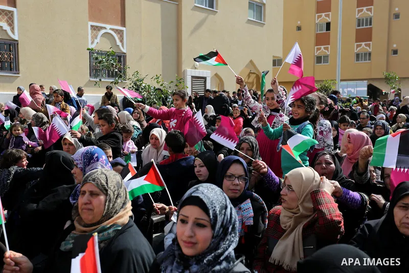 Palestinians attend the ceremony of the second phase of the Sheikh Hamad Town, in Khan Younis in the southern Gaza strip, on February 11, 2017. Photo by Ashraf Amra