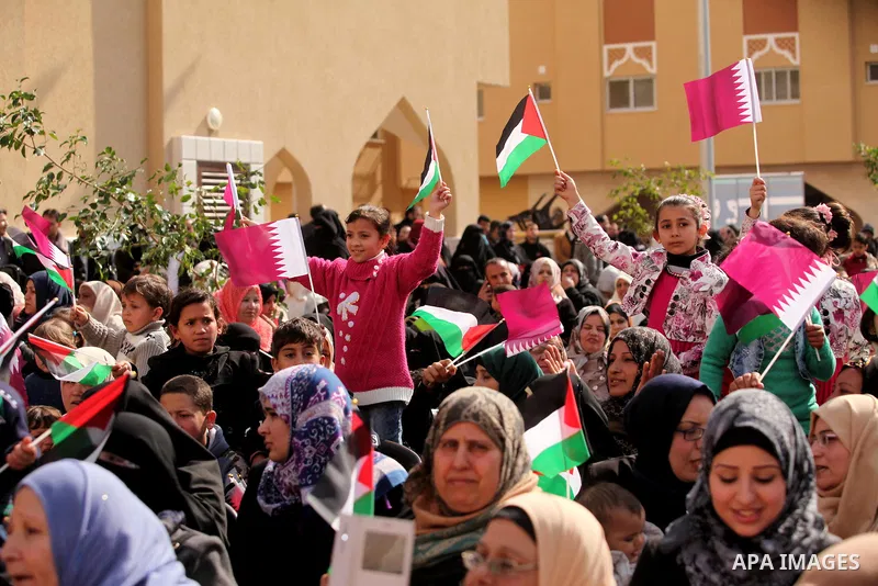 Palestinians attend the ceremony of the second phase of the Sheikh Hamad Town, in Khan Younis in the southern Gaza strip, on February 11, 2017. Photo by Ashraf Amra