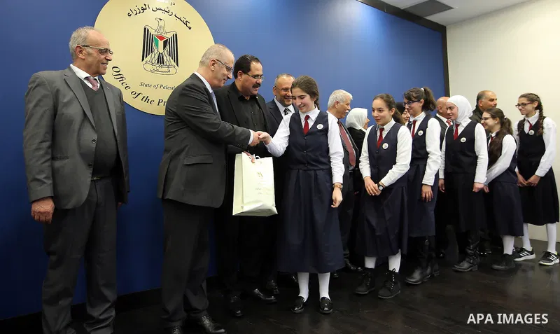 Palestinian Prime Minister Rami Hamdallah honors the teachers and students of Talai al-Amal school, whose won the Best School Competition "challenge the Arab reading" of the more than 30 thousand schools in the Arab worl...