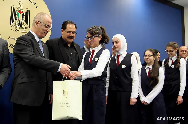 Palestinian Prime Minister Rami Hamdallah honors the teachers and students of Talai al-Amal school, whose won the Best School Competition "challenge the Arab reading" of the more than 30 thousand schools in the Arab worl...