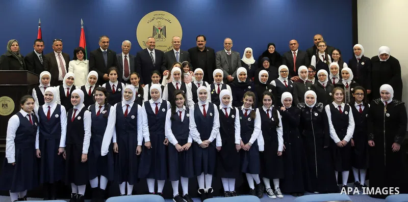 Palestinian Prime Minister Rami Hamdallah honors the teachers and students of Talai al-Amal school, whose won the Best School Competition "challenge the Arab reading" of the more than 30 thousand schools in the Arab worl...