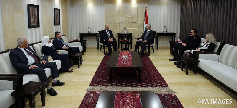 Palestinian Prime Minister Rami Hamdallah honors the teachers and students of Talai al-Amal school, whose won the Best School Competition "challenge the Arab reading" of the more than 30 thousand schools in the Arab worl...