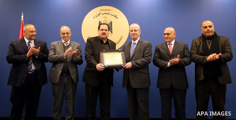 Palestinian Prime Minister Rami Hamdallah honors the teachers and students of Talai al-Amal school, whose won the Best School Competition "challenge the Arab reading" of the more than 30 thousand schools in the Arab worl...