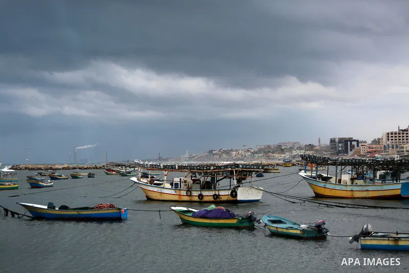 Boats of Palestinian fishermen are seen at the Gaza seaport during a rainy day in Gaza City on February 14, 2017. Photo by Mohammed Asad