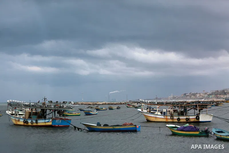 Boats of Palestinian fishermen are seen at the Gaza seaport during a rainy day in Gaza City on February 14, 2017. Photo by Mohammed Asad