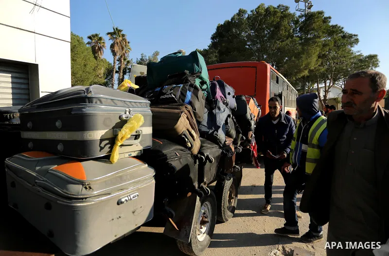 Palestinians, come back from Egypt at Rafah crossing after it was opened by Egyptian authorities to allow stranded Palestinians to return to Gaza, in the southern Gaza Strip February 18, 2017. Photo by Ashraf Amra