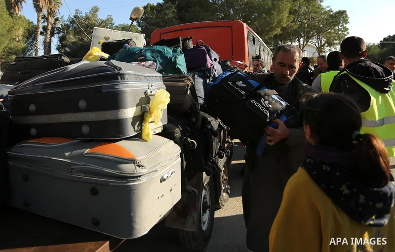 Palestinians, come back from Egypt at Rafah crossing after it was opened by Egyptian authorities to allow stranded Palestinians to return to Gaza, in the southern Gaza Strip February 18, 2017. Photo by Ashraf Amra