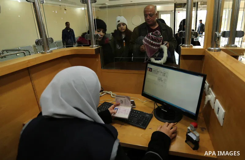 Palestinians, come back from Egypt at Rafah crossing after it was opened by Egyptian authorities to allow stranded Palestinians to return to Gaza, in the southern Gaza Strip February 18, 2017. Photo by Ashraf Amra