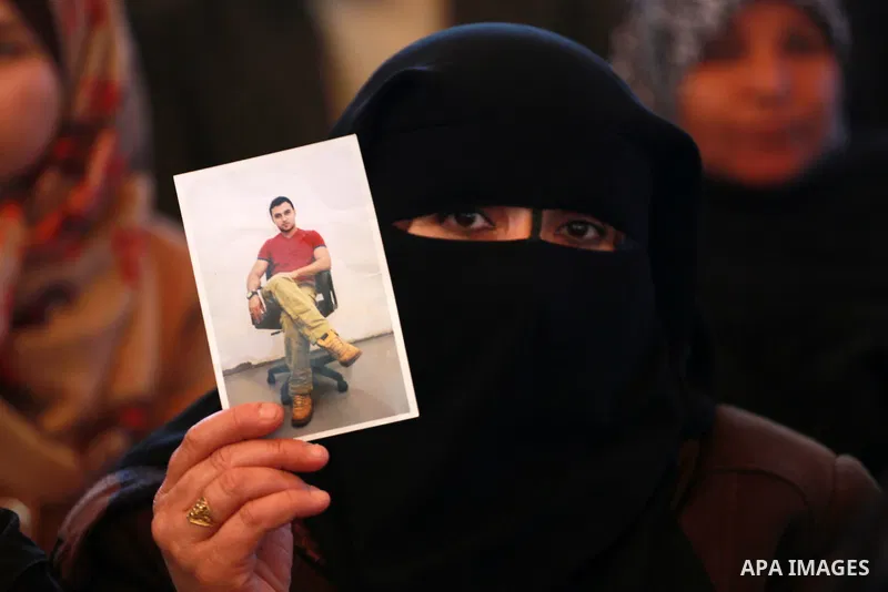 Palestinians hold placards during a protest to show solidarity with Palestinian prisoners held in Israeli Jails, in front of Red cross office in Gaza city, on February 20, 2017. Photo by Mohammed Asad