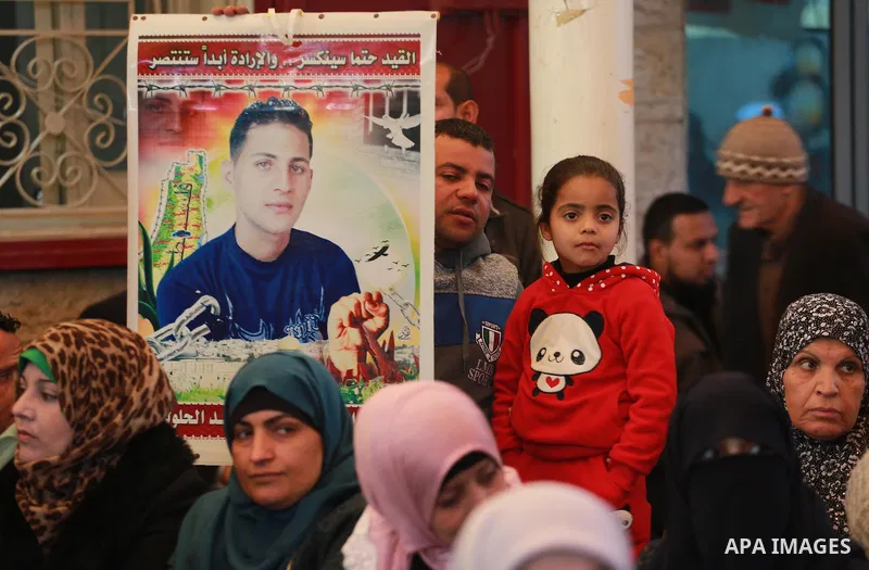 Palestinians hold placards during a protest to show solidarity with Palestinian prisoners held in Israeli Jails, in front of Red cross office in Gaza city, on February 20, 2017. Photo by Mohammed Asad
