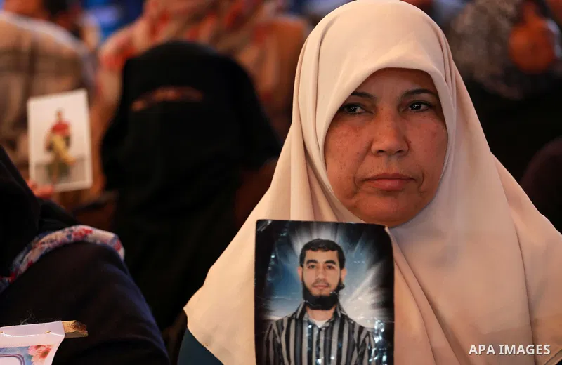 Palestinians hold placards during a protest to show solidarity with Palestinian prisoners held in Israeli Jails, in front of Red cross office in Gaza city, on February 20, 2017. Photo by Mohammed Asad