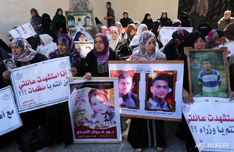 Palestinian families of martyrs take part a protest to demand their rights and salaries, in Gaza city, on February 21, 2017. Photo by Ashraf Amra