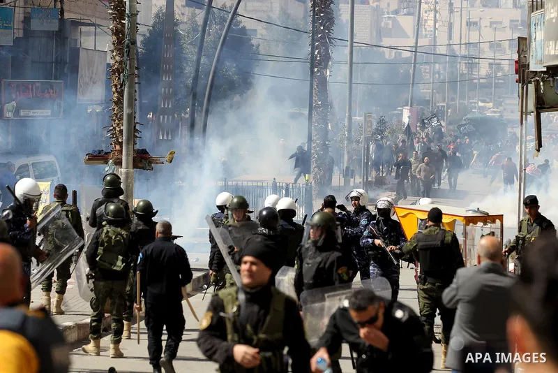 Members of the Palestinian security forces clash with demonstrators during a protest organised by Hizb-ut Tahrir against what organisers say are political arrests by the Palestinian Authority in the West Bank city of Heb...