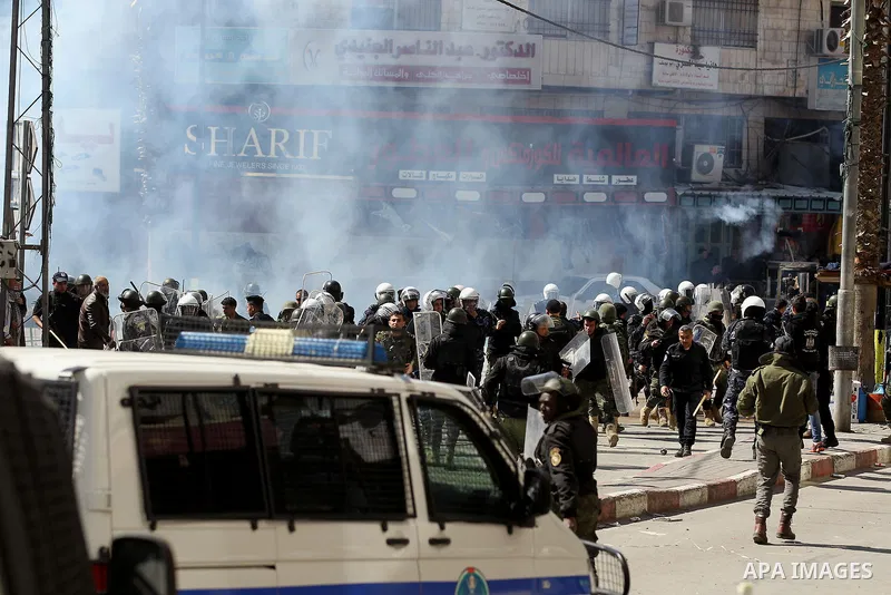 Members of the Palestinian security forces clash with demonstrators during a protest organised by Hizb-ut Tahrir against what organisers say are political arrests by the Palestinian Authority in the West Bank city of Heb...