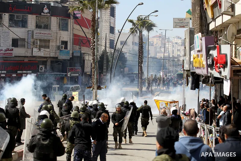 Members of the Palestinian security forces clash with demonstrators during a protest organised by Hizb-ut Tahrir against what organisers say are political arrests by the Palestinian Authority in the West Bank city of Heb...