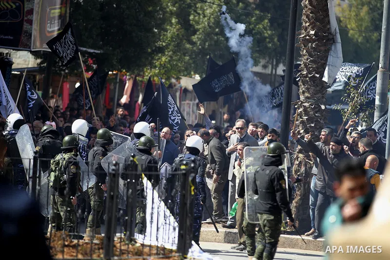 Members of the Palestinian security forces clash with demonstrators during a protest organised by Hizb-ut Tahrir against what organisers say are political arrests by the Palestinian Authority in the West Bank city of Heb...