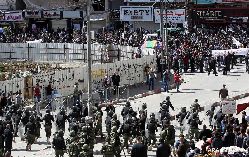 Members of the Palestinian security forces clash with demonstrators during a protest organised by Hizb-ut Tahrir against what organisers say are political arrests by the Palestinian Authority in the West Bank city of Heb...