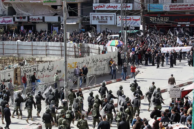 Members of the Palestinian security forces clash with demonstrators during a protest organised by Hizb-ut Tahrir against what organisers say are political arrests by the Palestinian Authority in the West Bank city of Heb...