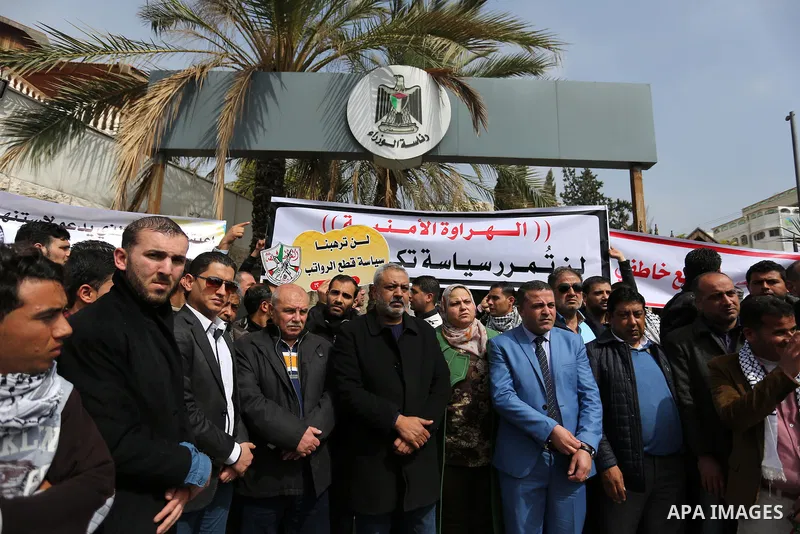 Palestinian supporters Fatah movement take part during a protest against the administrative detention, in Gaza city, on February 26, 2017. Photo by Ashraf Amra