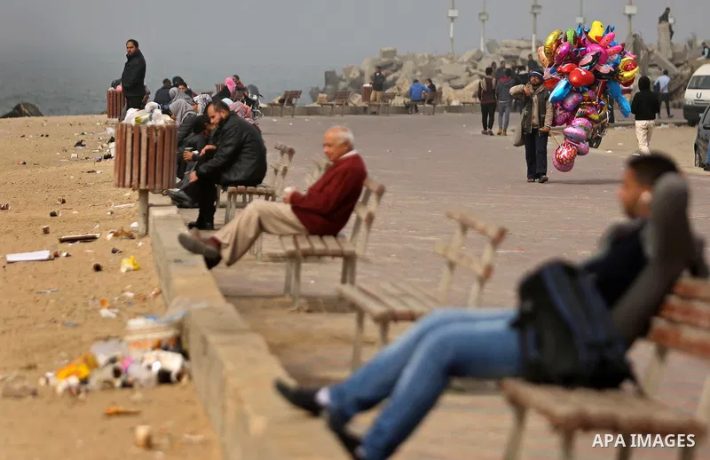 A Palestinian vendor sells balloons at the Gaza seaport, during foggy morning, on February 26, 2017. Photo by Ashraf Amra