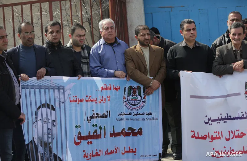 Palestinians hold placards during a protest to show solidarity with Palestinian prisoners held in Israeli Jails, in Gaza city, on February 26, 2017. Photo by Ashraf Amra