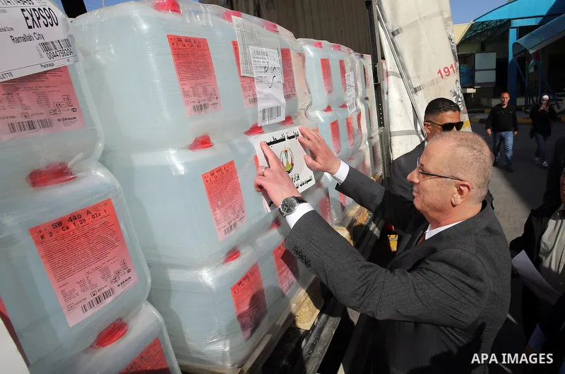 Palestinian Prime Minister Rami Hamdallah attends the launch of a convoy of medicines to Gaza strip, in the West bank city of Nablus on February 26, 2017. Photo by Prime Minister Office