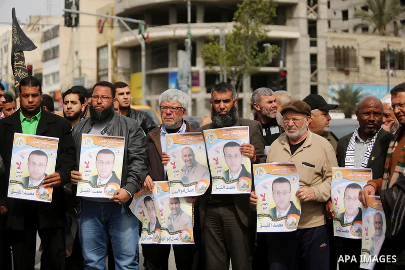 Palestinians take part during a protest to show solidarity with Palestinian prisoners on hunger strike in Israeli Jails, in Gaza city, on March 01, 2017. Photo by Ashraf Amra