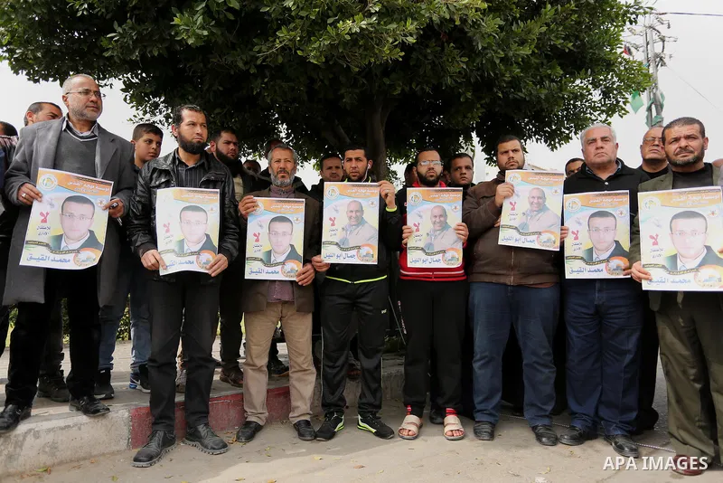 Palestinians take part during a protest to show solidarity with Palestinian prisoners on hunger strike in Israeli Jails, in Gaza city, on March 01, 2017. Photo by Ashraf Amra