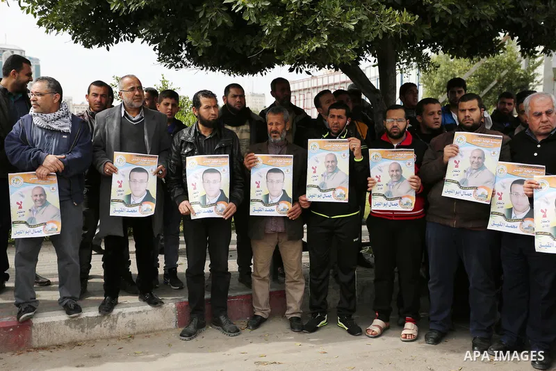 Palestinians take part during a protest to show solidarity with Palestinian prisoners on hunger strike in Israeli Jails, in Gaza city, on March 01, 2017. Photo by Ashraf Amra