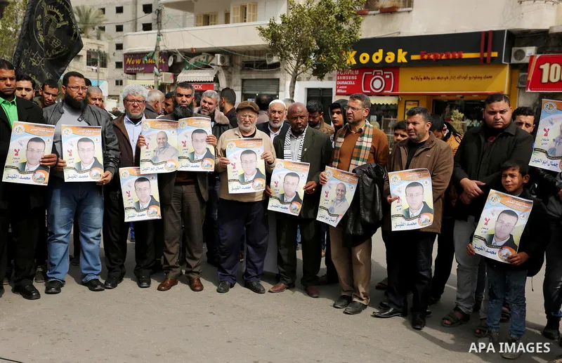 Palestinians take part during a protest to show solidarity with Palestinian prisoners on hunger strike in Israeli Jails, in Gaza city, on March 01, 2017. Photo by Ashraf Amra