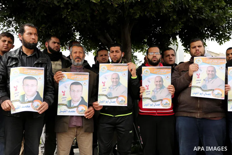 Palestinians take part during a protest to show solidarity with Palestinian prisoners on hunger strike in Israeli Jails, in Gaza city, on March 01, 2017. Photo by Ashraf Amra