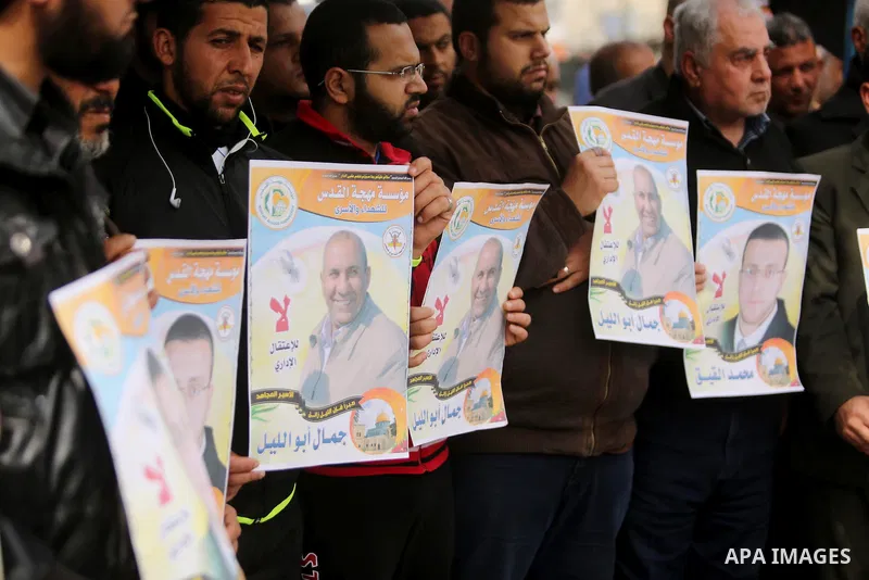 Palestinians take part during a protest to show solidarity with Palestinian prisoners on hunger strike in Israeli Jails, in Gaza city, on March 01, 2017. Photo by Ashraf Amra