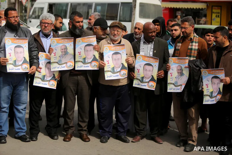 Palestinians take part during a protest to show solidarity with Palestinian prisoners on hunger strike in Israeli Jails, in Gaza city, on March 01, 2017. Photo by Ashraf Amra