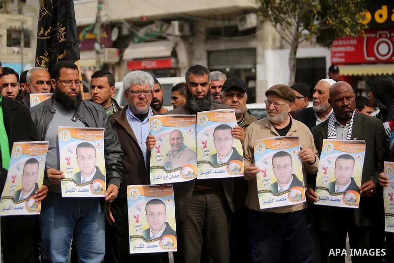 Palestinians take part during a protest to show solidarity with Palestinian prisoners on hunger strike in Israeli Jails, in Gaza city, on March 01, 2017. Photo by Ashraf Amra