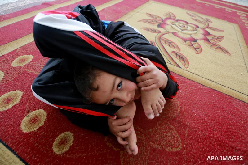 Wael Gharbaoui, a 6-year-old Palestinian boy, demonstrates acrobatics skills at his house in Jabalia refugee camp in the northern Gaza Strip, on March 01, 2017. Photo by Mohammed Asad