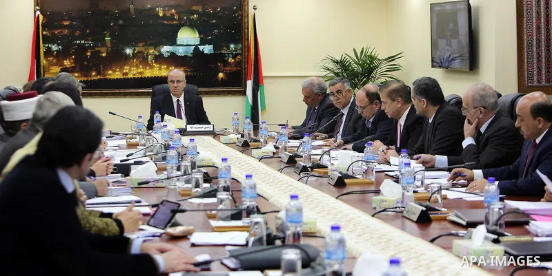 Palestinian Prime Minister Rami hamdallah heads the Palestinian cabinet meeting in the West Bank city of Ramallah on March 7, 2017. Photo by Prime Minister Office