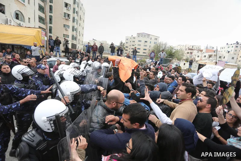 Protesters clash with Palestinian policemen following a demonstration against the trial of the martyr, Bassel al-Aaraj, in the West Bank city of Ramallah, on March 12, 2017. Photo by Stringer