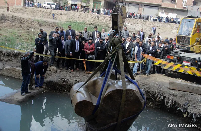 Egyptian workers excavate the statue, recently discovered by a team of German-Egyptian archeologists, in Cairo's Mattarya district on March 13, 2017. Statues of the kings and queens of the nineteenth dynasty (1295 - 1185...