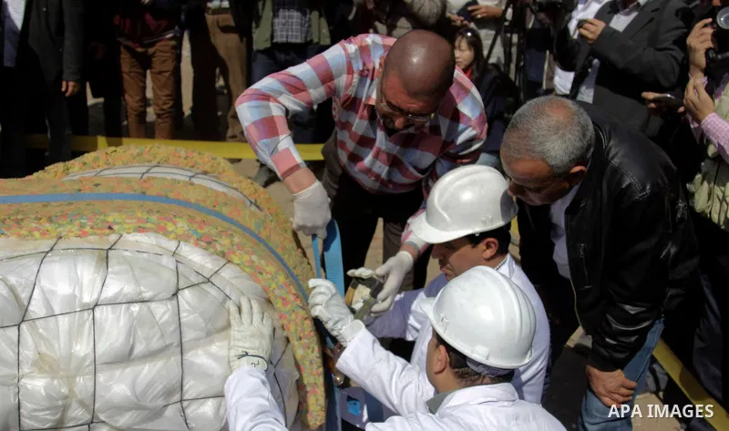 Egyptian workers excavate the statue, recently discovered by a team of German-Egyptian archeologists, in Cairo's Mattarya district on March 13, 2017. Statues of the kings and queens of the nineteenth dynasty (1295 - 1185...