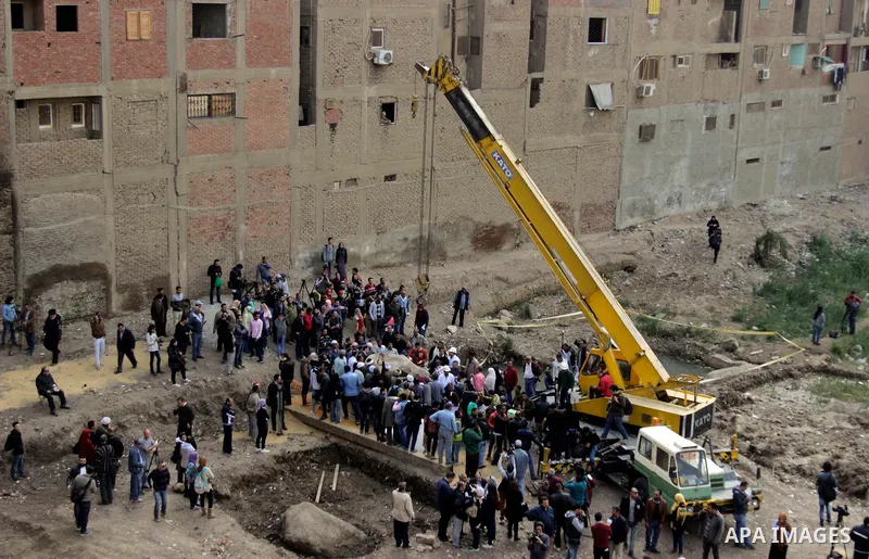 Egyptian workers excavate the statue, recently discovered by a team of German-Egyptian archeologists, in Cairo's Mattarya district on March 13, 2017. Statues of the kings and queens of the nineteenth dynasty (1295 - 1185...