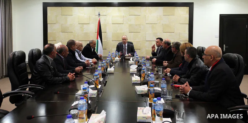 Palestinian Prime Minister Rami Hamdallah meets with a delegation from the Journalists' syndicate, in the West Bank city of Ramallah, on March 13, 2017. Photo by Prime Minister Office