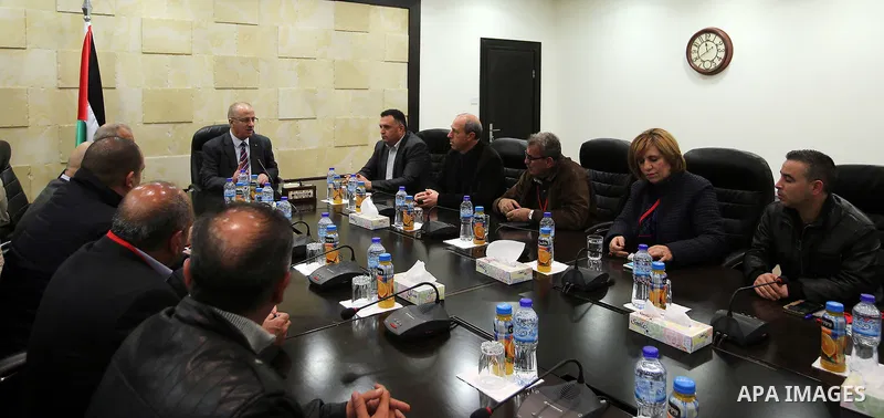Palestinian Prime Minister Rami Hamdallah meets with a delegation from the Journalists' syndicate, in the West Bank city of Ramallah, on March 13, 2017. Photo by Prime Minister Office
