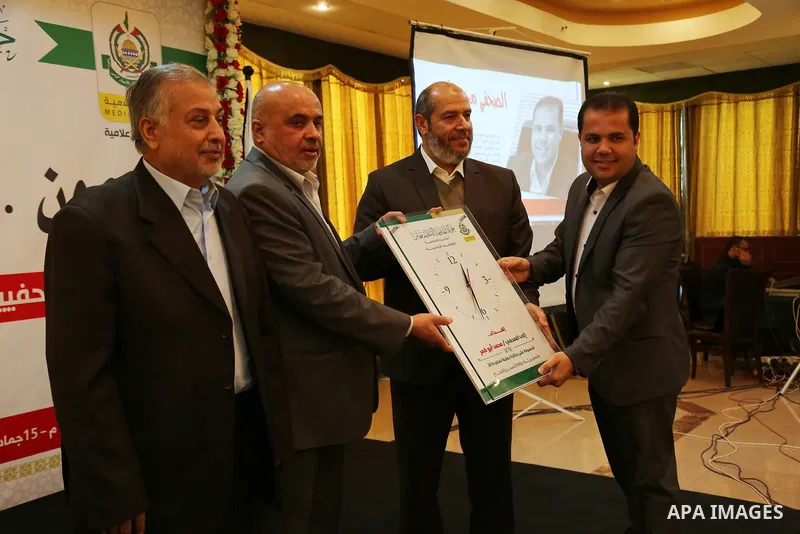 Senior political leader of the Islamist movement Khalil al-Hayah honors a Palestinian journalist who won a world prize at a ceremony, organized by Hamas movement, in Gaza city on March 14, 2017. Photo by Ashraf Amra
