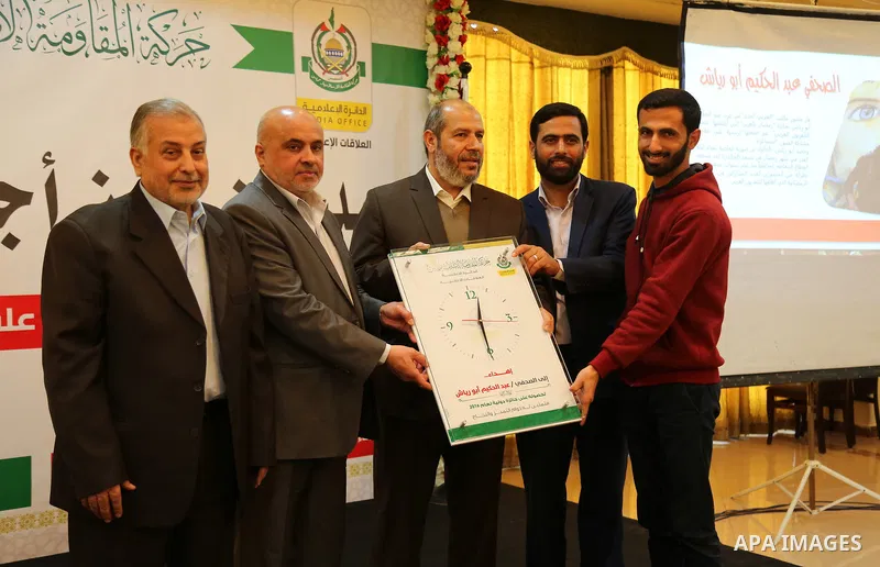Senior political leader of the Islamist movement Khalil al-Hayah honors a Palestinian journalist who won a world prize at a ceremony, organized by Hamas movement, in Gaza city on March 14, 2017. Photo by Ashraf Amra