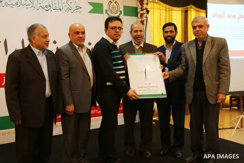 Senior political leader of the Islamist movement Khalil al-Hayah honors a Palestinian journalist who won a world prize at a ceremony, organized by Hamas movement, in Gaza city on March 14, 2017. Photo by Ashraf Amra