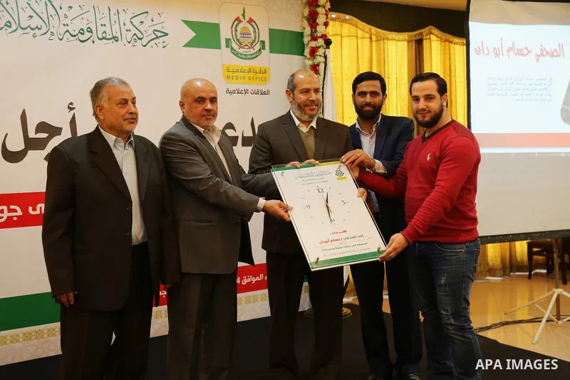 Senior political leader of the Islamist movement Khalil al-Hayah honors a Palestinian journalist who won a world prize at a ceremony, organized by Hamas movement, in Gaza city on March 14, 2017. Photo by Ashraf Amra