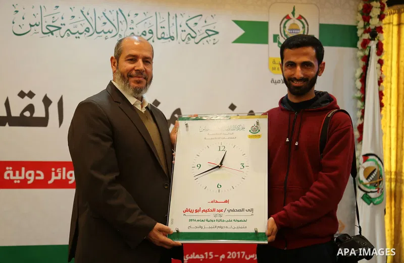 Senior political leader of the Islamist movement Khalil al-Hayah honors a Palestinian journalist who won a world prize at a ceremony, organized by Hamas movement, in Gaza city on March 14, 2017. Photo by Ashraf Amra
